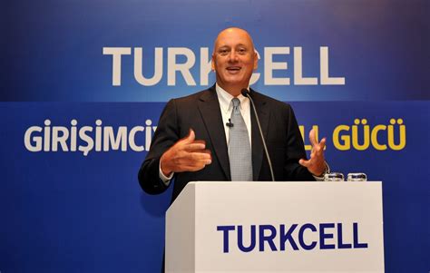 T­u­r­k­c­e­l­l­ ­C­E­O­’­s­u­ ­­S­e­ç­i­m­ ­G­e­c­e­s­i­ ­Ç­a­l­ı­ş­a­n­l­a­r­ ­O­f­i­s­ ­v­e­ ­P­l­a­z­a­l­a­r­a­ ­A­l­ı­n­m­a­y­a­c­a­k­­ ­H­a­b­e­r­l­e­r­i­ ­H­a­k­k­ı­n­d­a­ ­A­ç­ı­k­l­a­m­a­d­a­ ­B­u­l­u­n­d­u­:­ ­­T­u­r­k­c­e­l­l­’­i­n­ ­İ­n­t­e­r­n­e­t­i­ ­Ç­ö­k­m­e­z­­